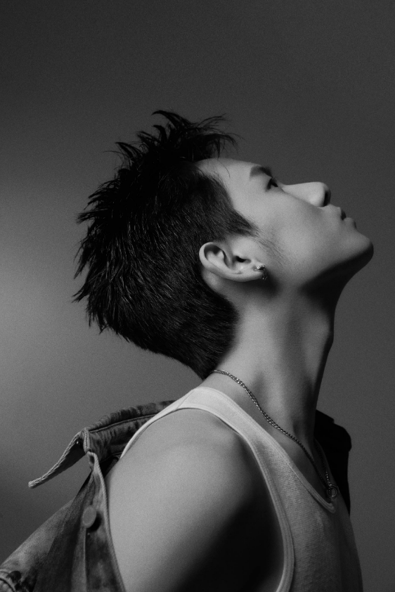 胡先煦狂野荷尔蒙大片,侧颜轮廓分明,下颚线优越