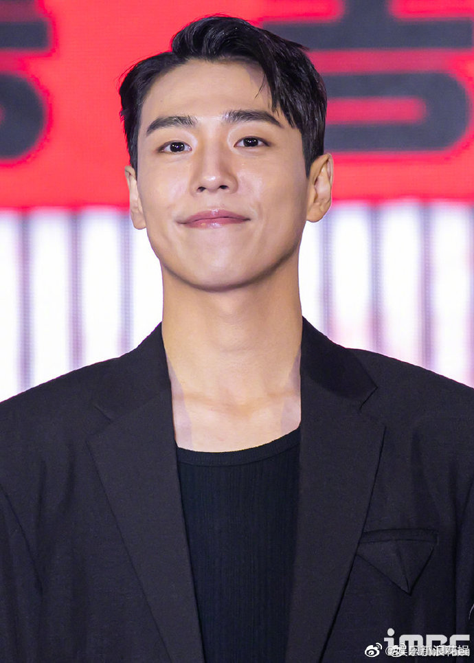 组图:李玹雨亮相《纸钞屋》发布会 近照与之前形象差距大