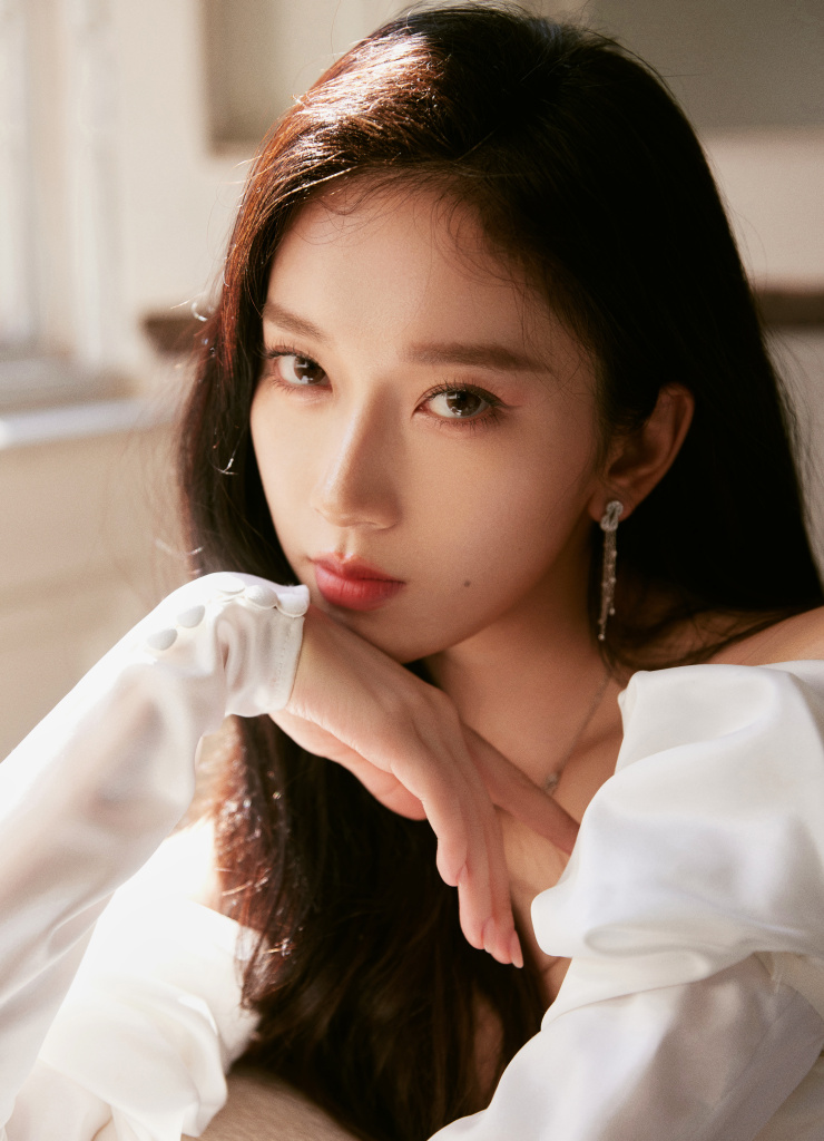 刘令姿纯白拖地长裙写真 长发微卷又纯又欲