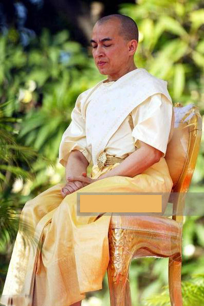 西哈莫尼国王登基时已经51岁,清秀的容貌酷似唐僧