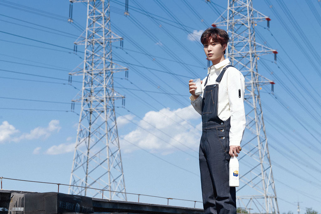 范丞丞出席品牌直播并拍摄写真大片 白衬衫配牛仔背带裤清新十足