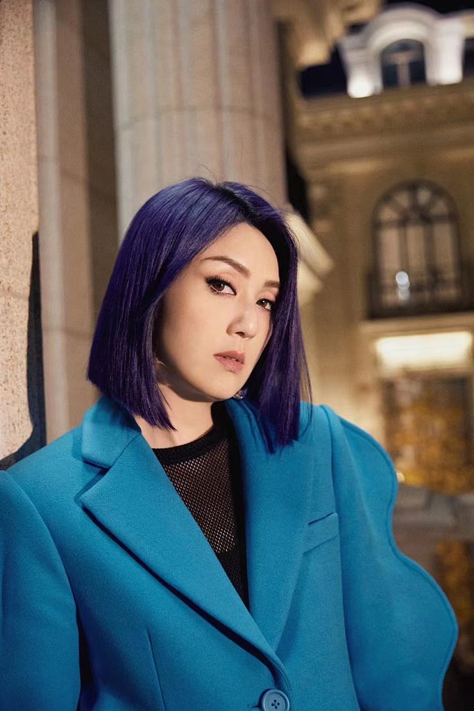 杨千嬅亮相央视榜上榜年度盛典 着蓝色阔肩西服气场全开