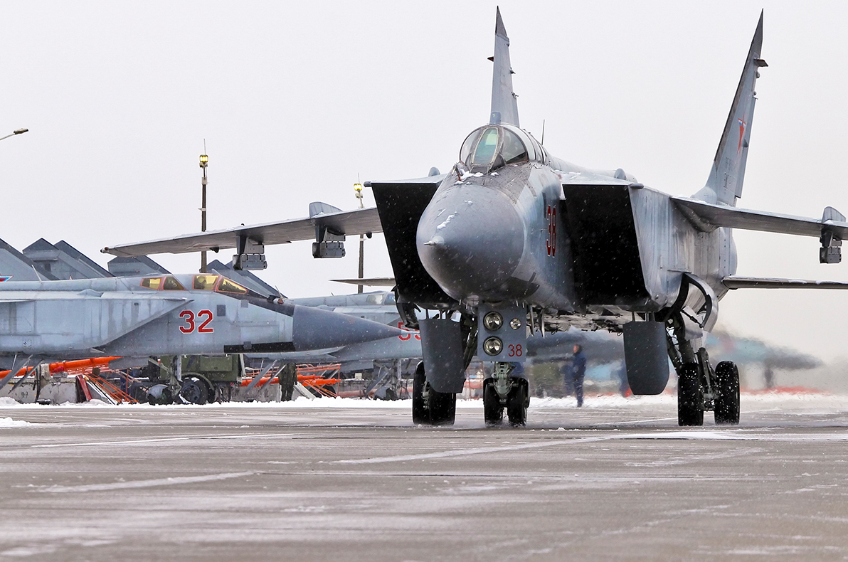 俄军米格-31战机进行冬季模拟训练,锤炼战斗意志!