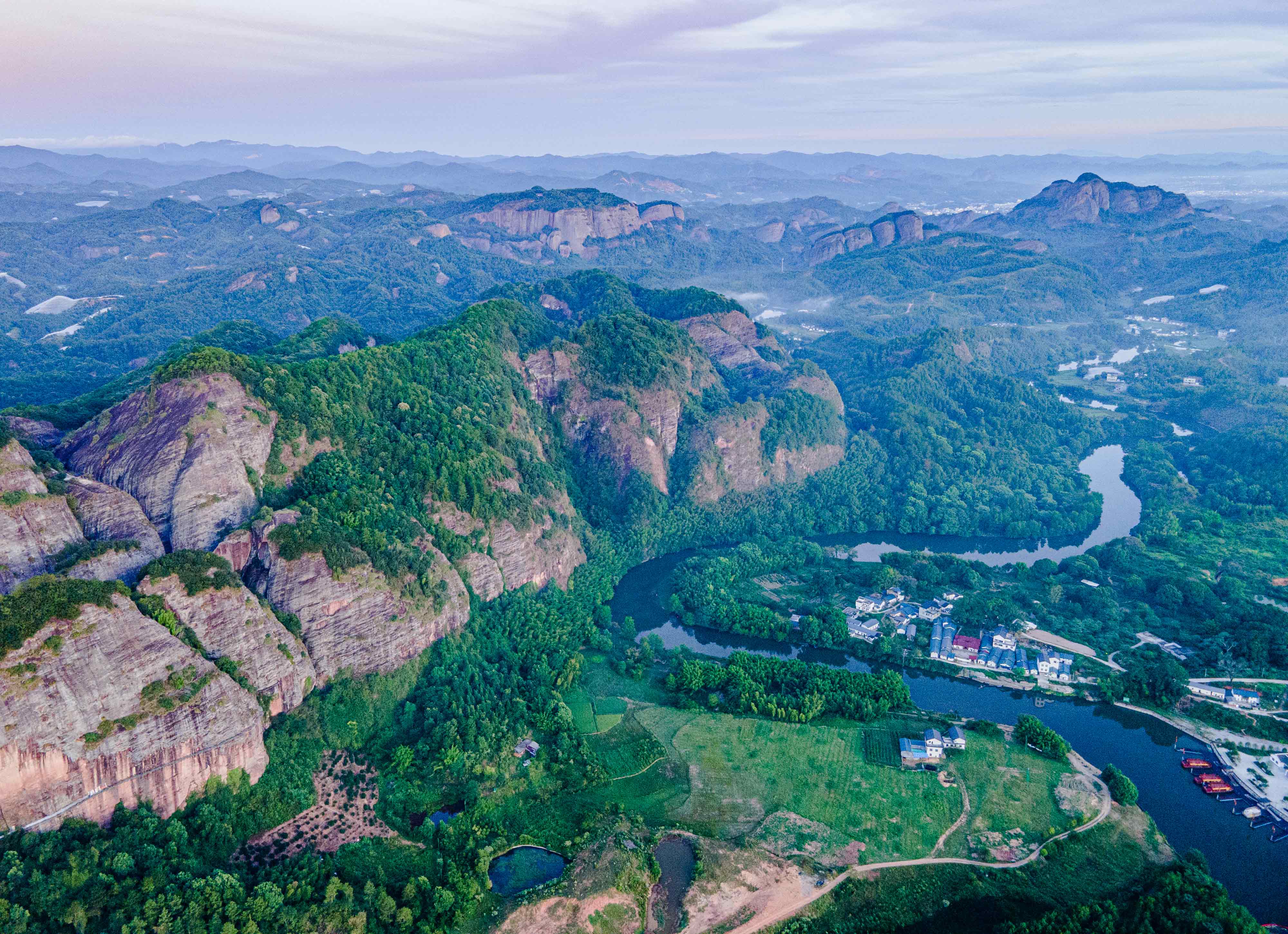 江西赣州:丹霞秀美晨雾绕 旖旎风光景如画