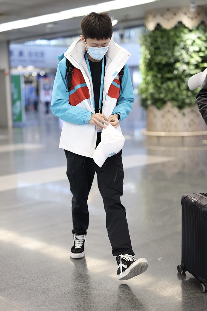 组图:张一山穿拼色冲锋衣敞怀很潇洒 边走边掏兜动作可爱