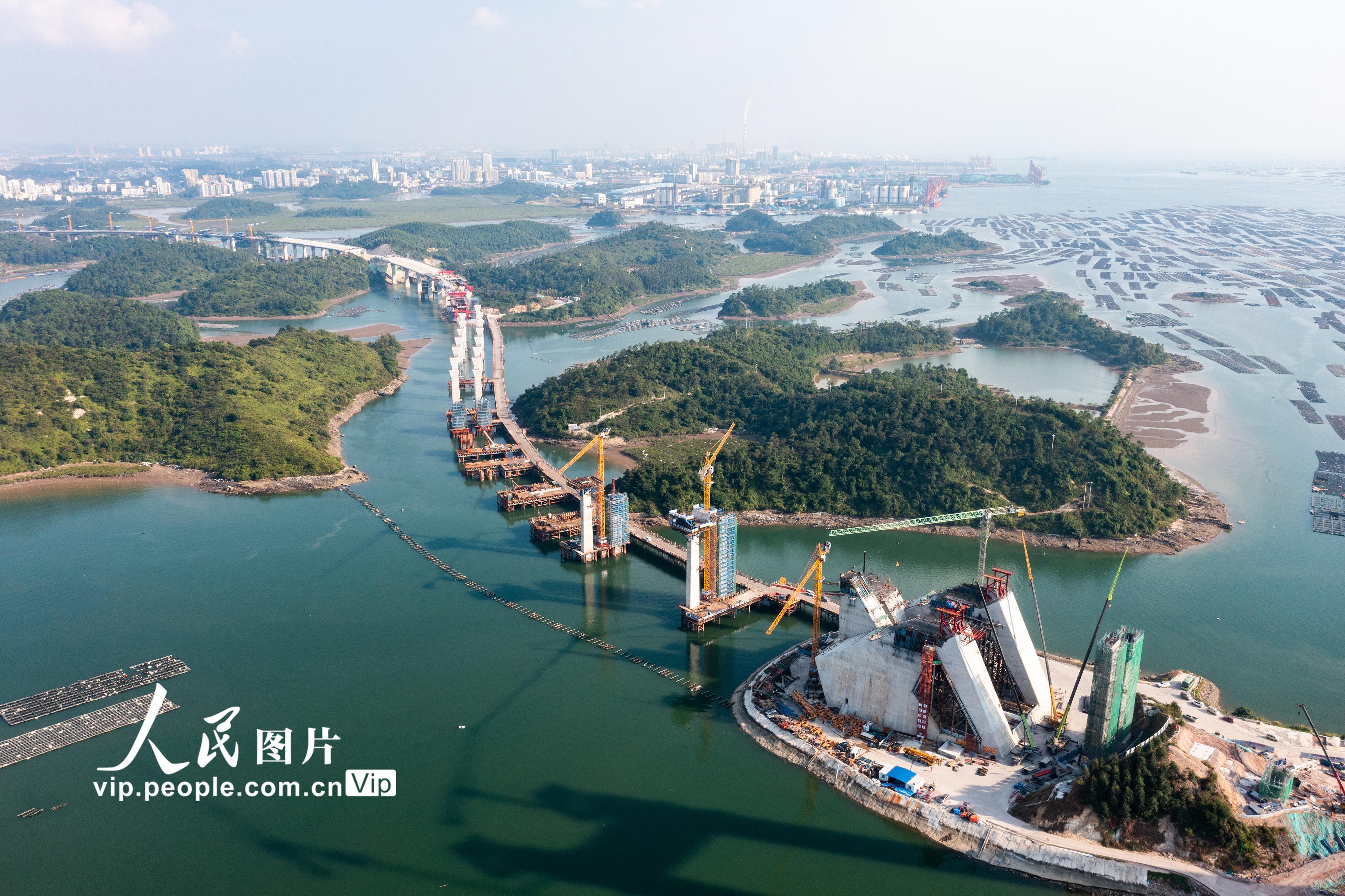 广西钦州:龙门大桥建设忙