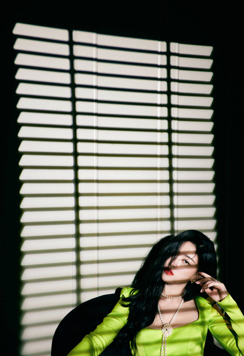 组图:朱珠荧光绿鱼尾长裙戴珍珠项链 气质高贵优雅气场强