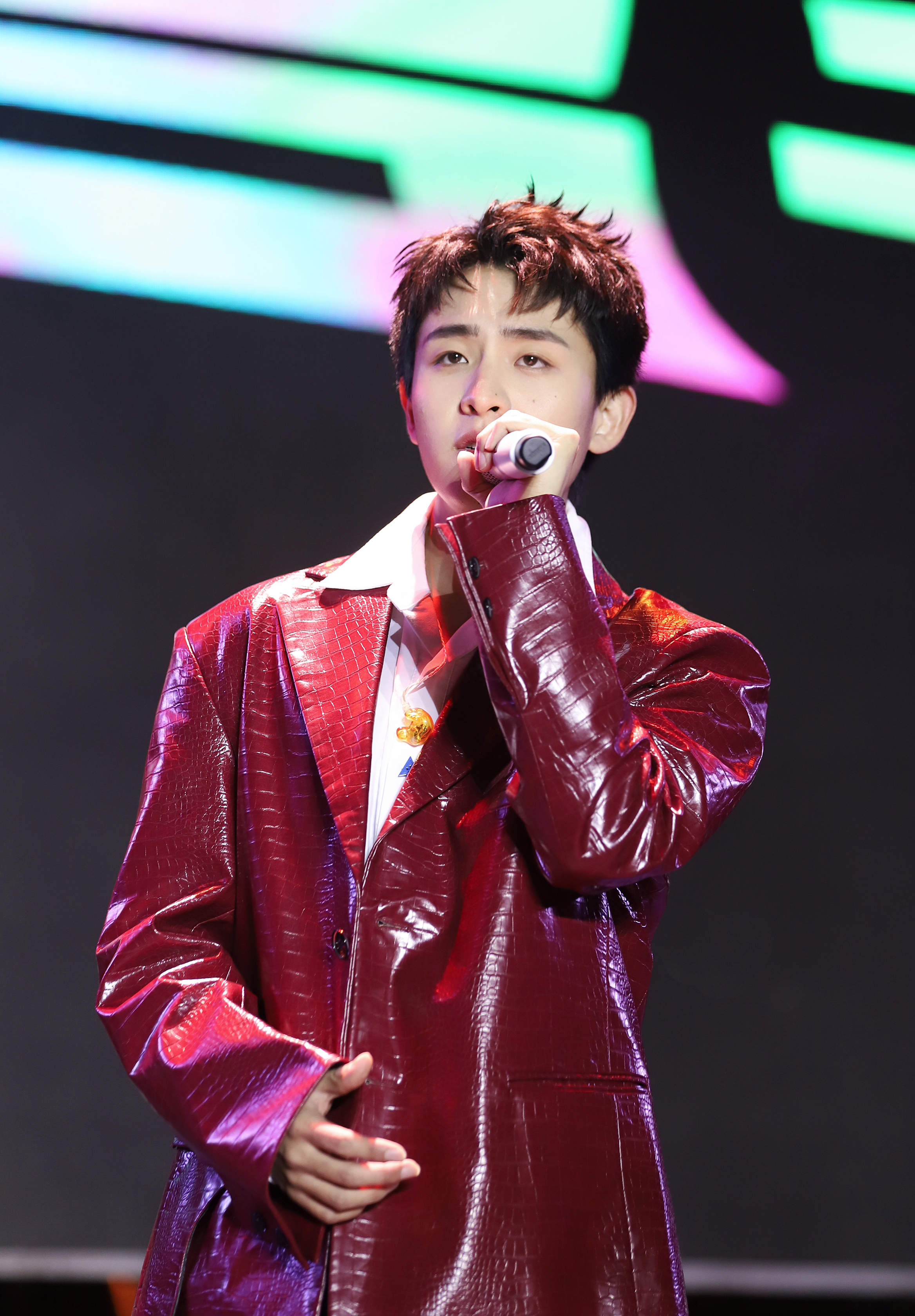 焦迈奇红色夹克,有些发福,依然颜值在线