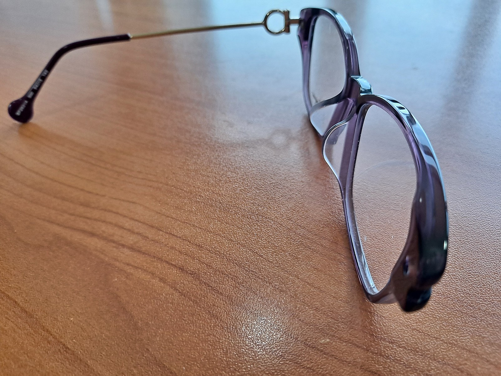 眼镜右侧桩头处断了