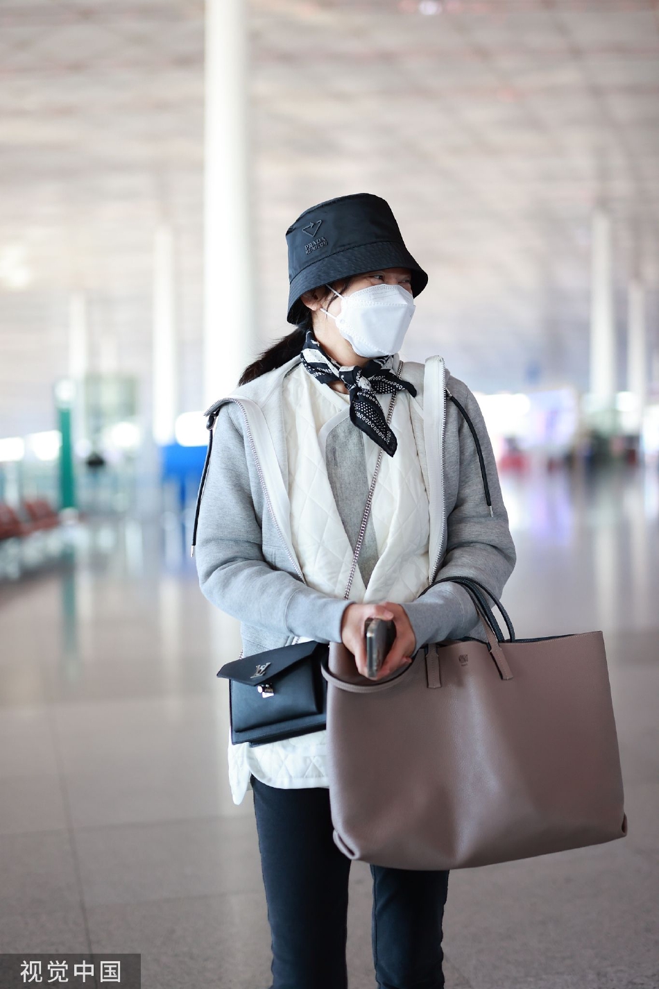 组图:闫妮戴渔夫帽现身机场 穿灰色外套休闲简约眼神温柔
