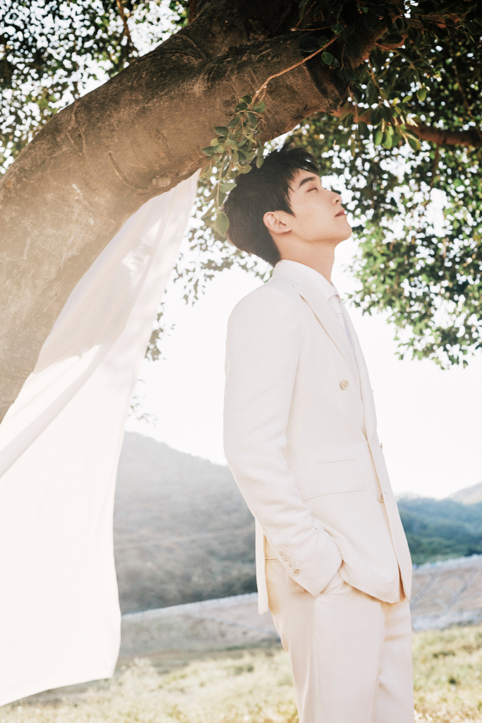 邢昭林发布白色西装造型写真 即将参加金鸡奖闭幕式