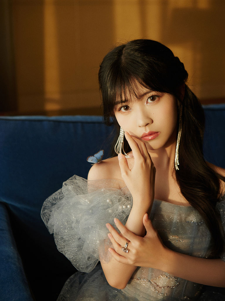 赖美云灰紫色纱裙仙气十足超唯美 肩前蝴蝶装饰上演"侧颜杀"