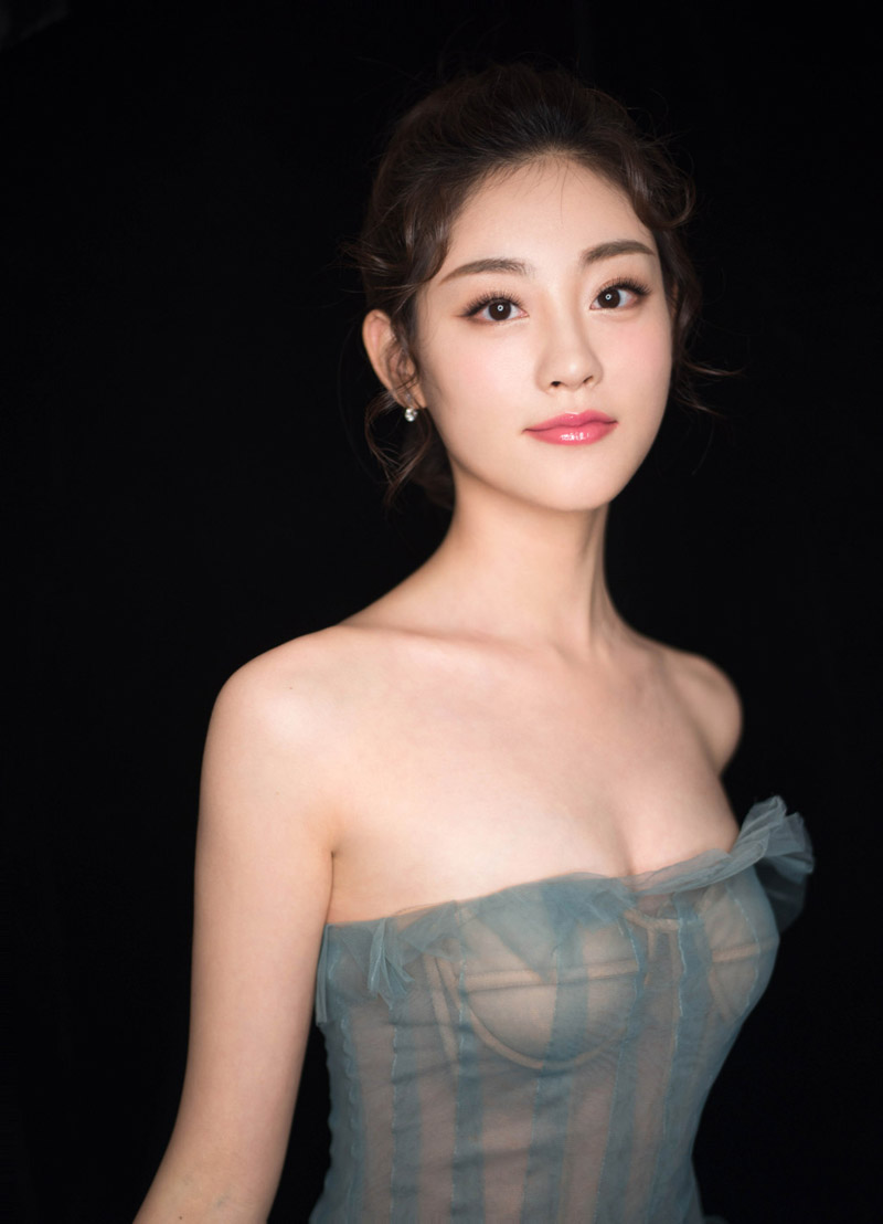 祝绪丹灰色露肩长裙,清秀大方,仿佛刚出水的美人鱼