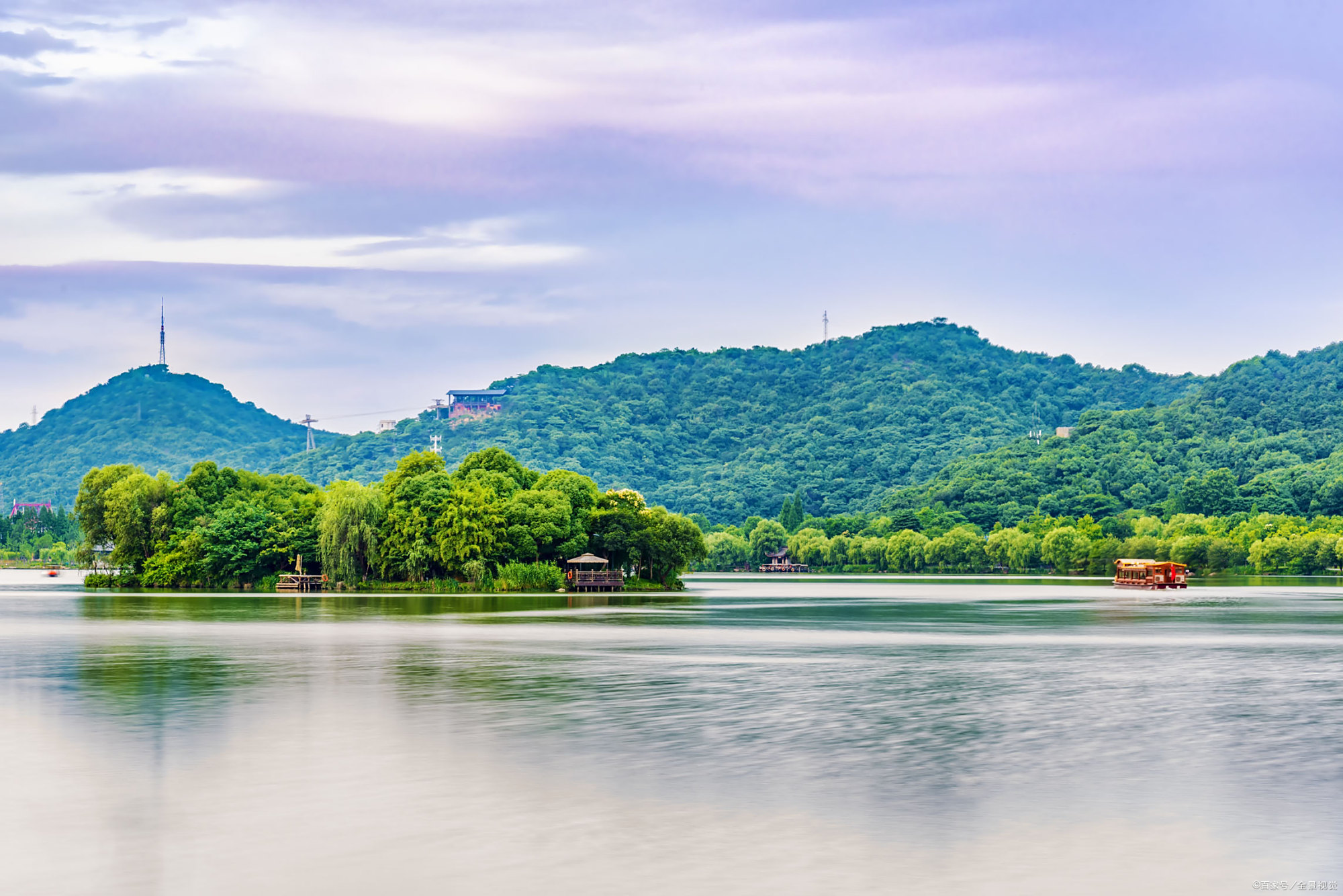 水中青山"遥望洞庭山水翠,白银盘里一青螺"——唐代:刘禹锡