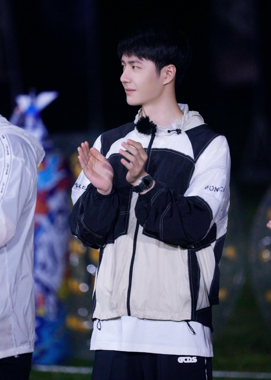 组图:王一博户外露营九宫格花絮照 温柔顺毛少年感十足