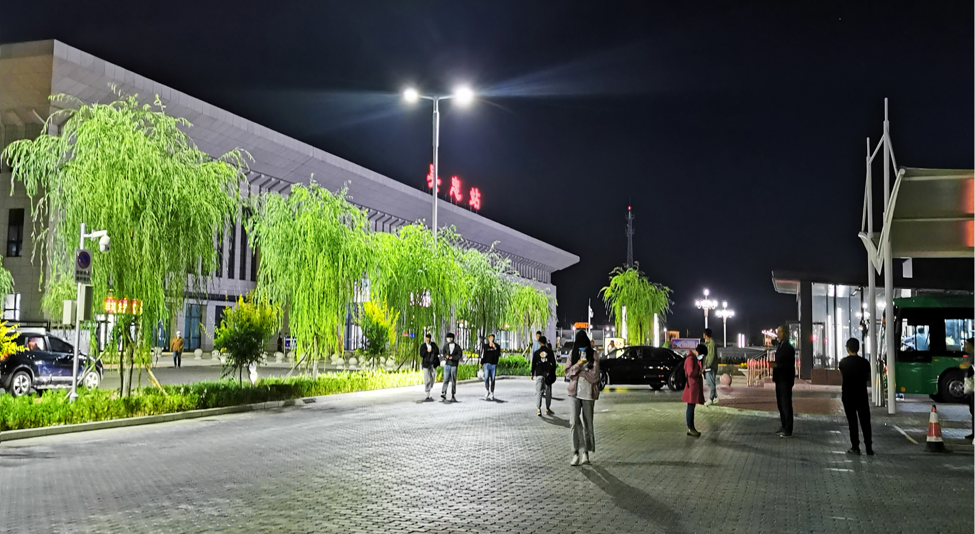 宁夏吴忠高铁站广场挺漂亮的