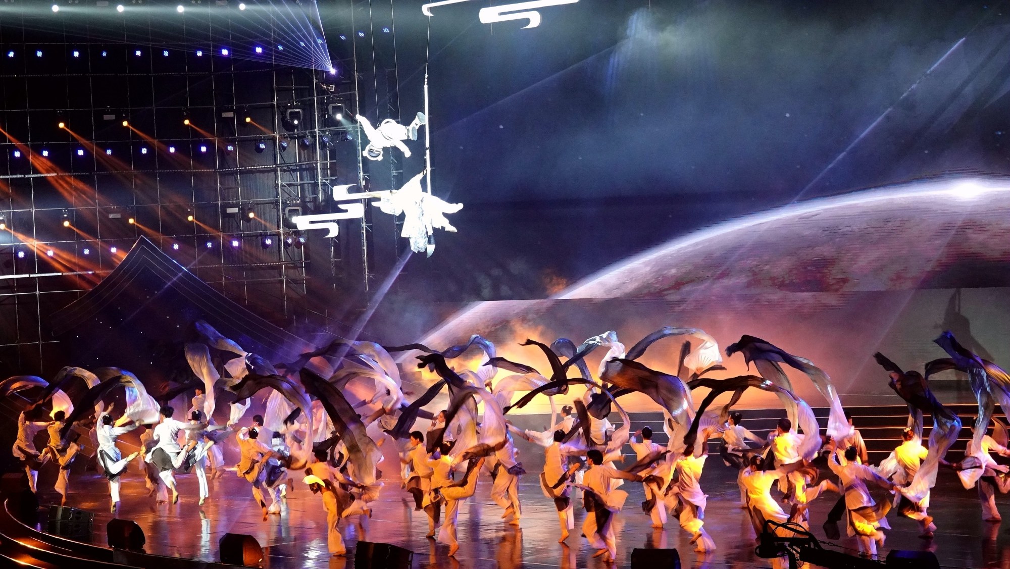 湖北宜昌:大型音诗画《唯见长江》精彩上演