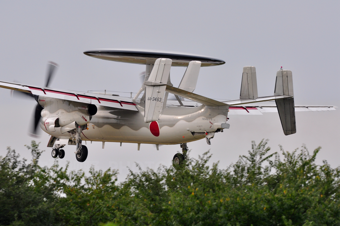 航空自卫队e-2c预警机,装备13架已服役多年,舰载机登陆的典型