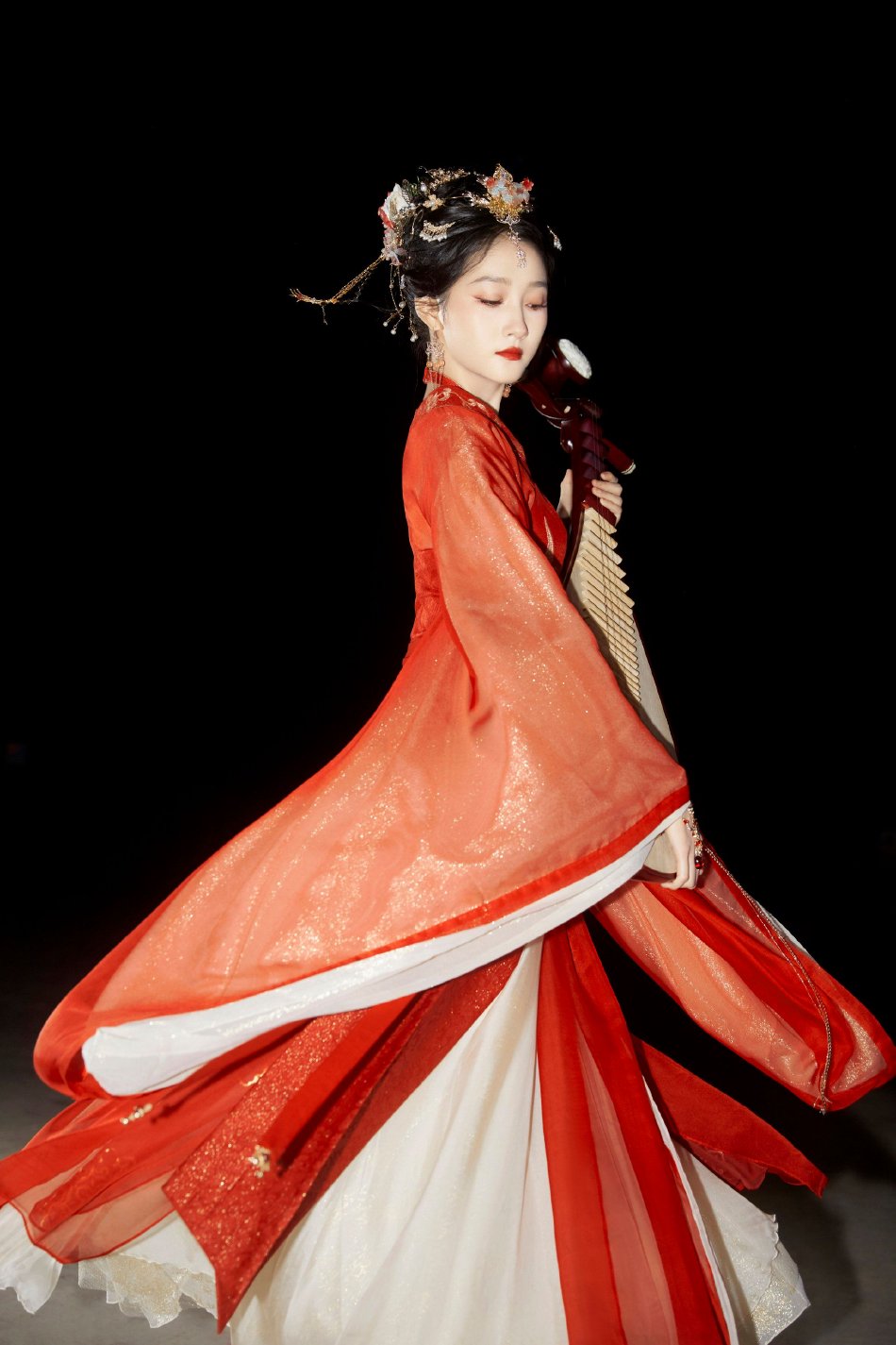 组图:关晓彤一袭红衣金丝刺绣 轻抚琵琶华贵优雅大气