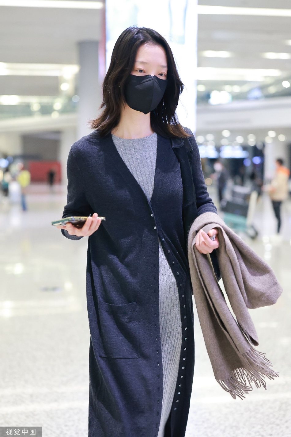 组图:杜鹃穿长款开衫抵达机场 造型简约时尚身材纤细气质佳