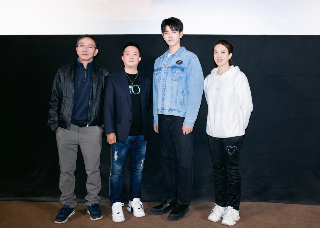 陈飞宇出席《点燃我,温暖你》媒体看片会 穿牛仔外套帅气减龄