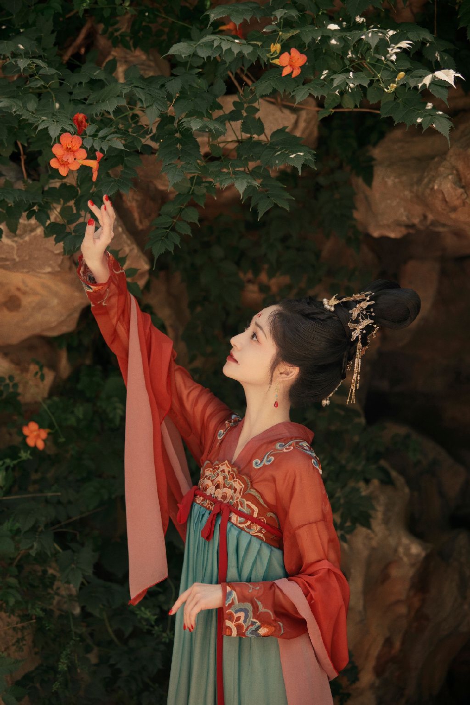 组图:周洁琼红衣古装翩翩起舞好美 宛如《唐人宫乐图》画中仙女