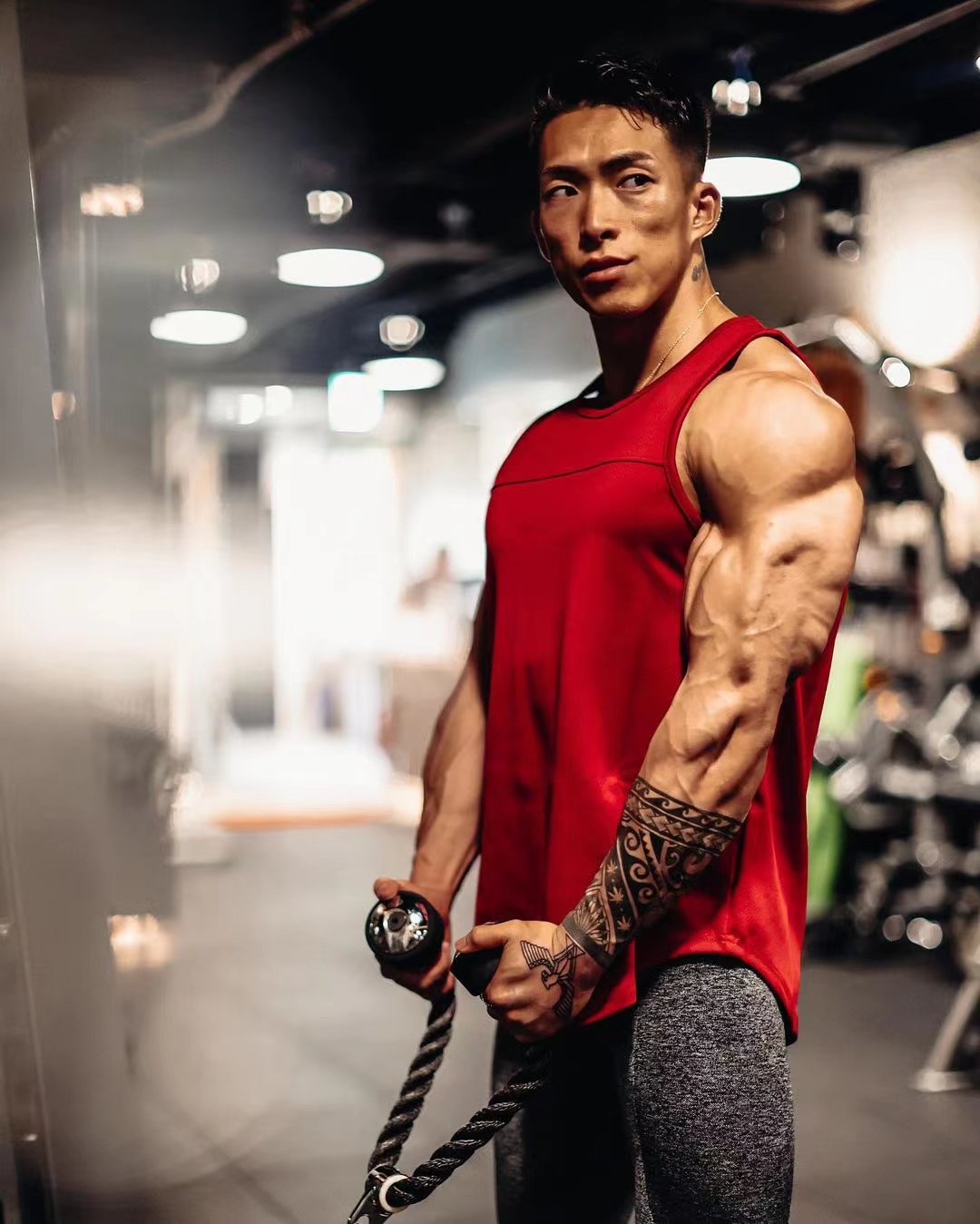 大块头的肌肉男,麒麟臂爆筋,八块腹肌如冰块盒,男友力杠杠的