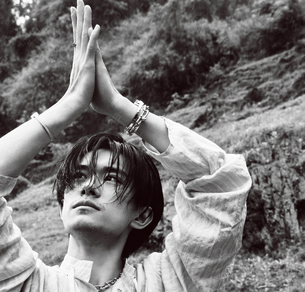 易烊千玺黑白寻踪大片 黑色格调故事感满满