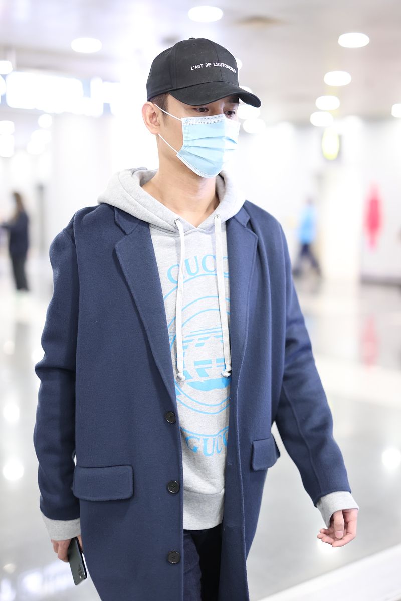 王凯街拍:深蓝色双面呢大衣gucci帽衫铅笔裤小白鞋潇洒风度