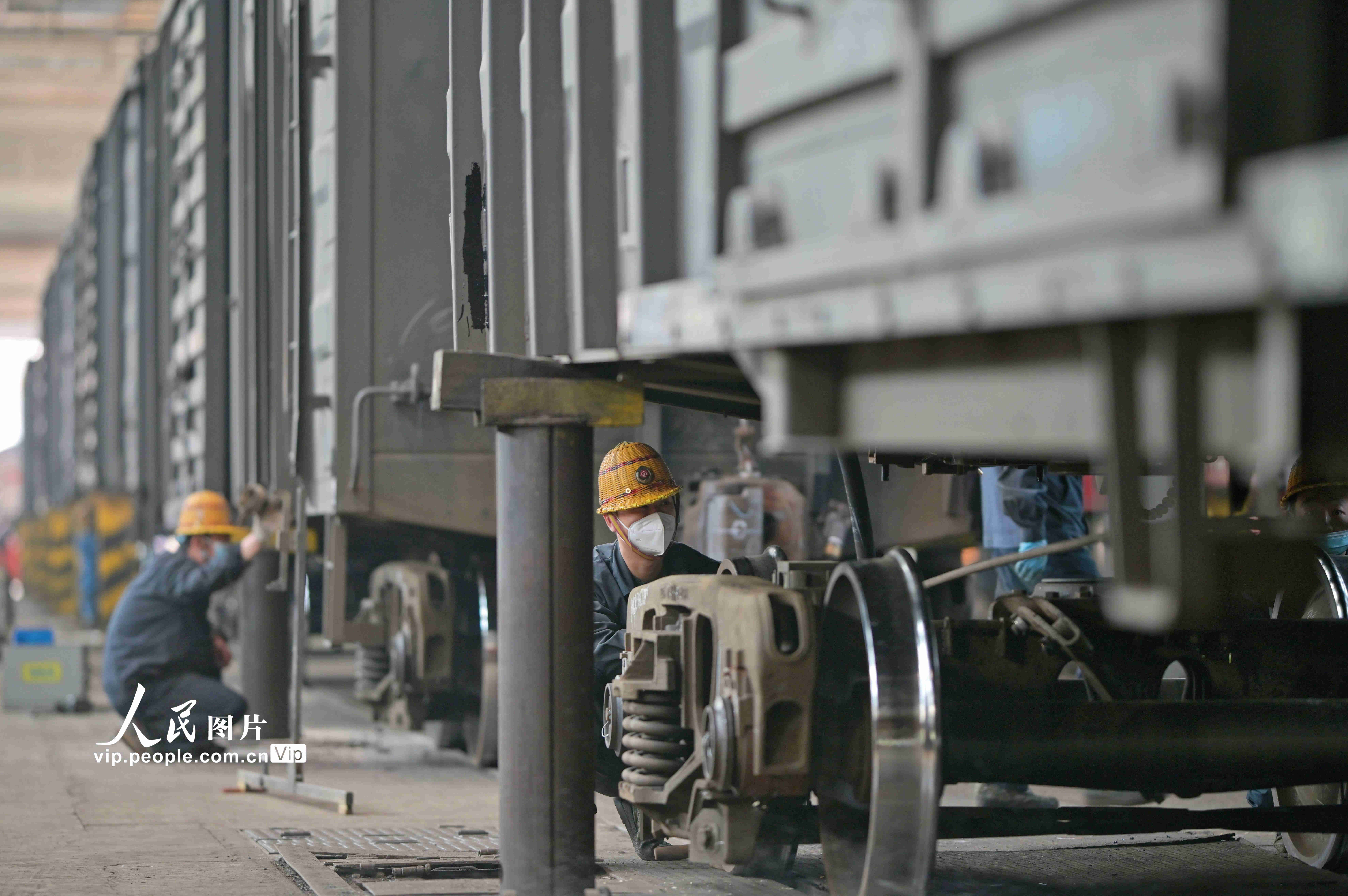 河南郑州:铁路货车维修忙