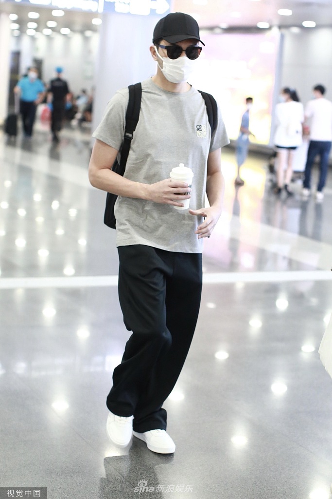 组图:49岁张智霖墨镜遮面打扮低调 穿休闲装单手插兜男神范十足