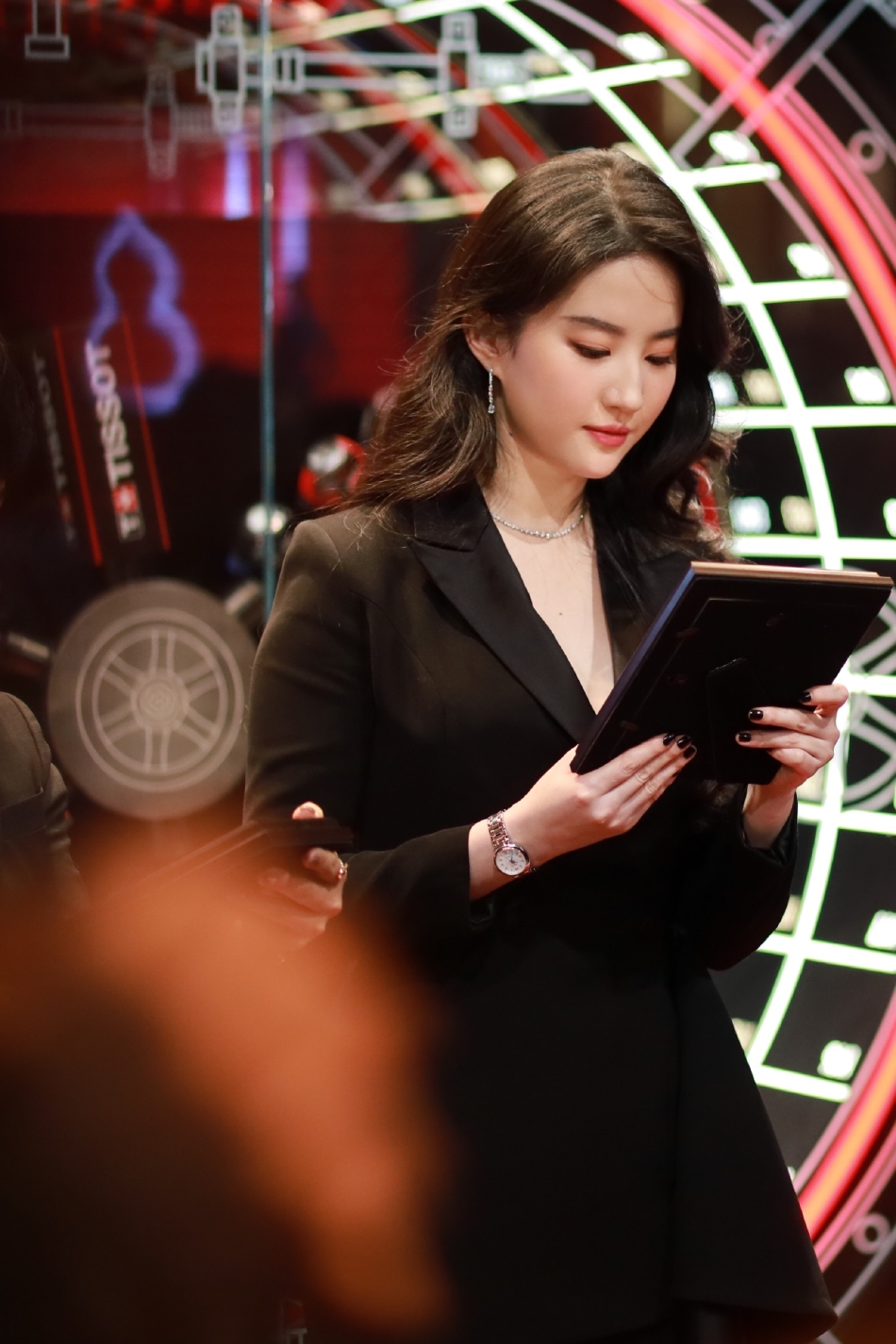 组图:刘亦菲穿黑色v领西装气场十足 卷发优雅温柔侧颜绝美