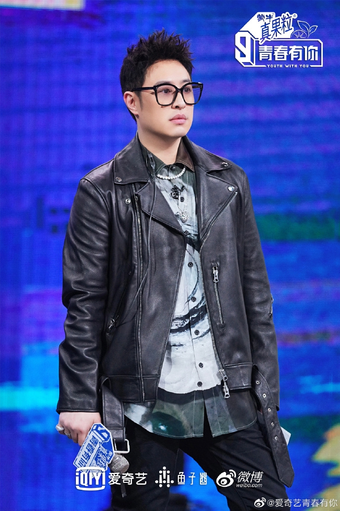 组图:潘玮柏皮衣搭印花衬衫变身时尚boy 黑框眼镜尽显成熟深沉