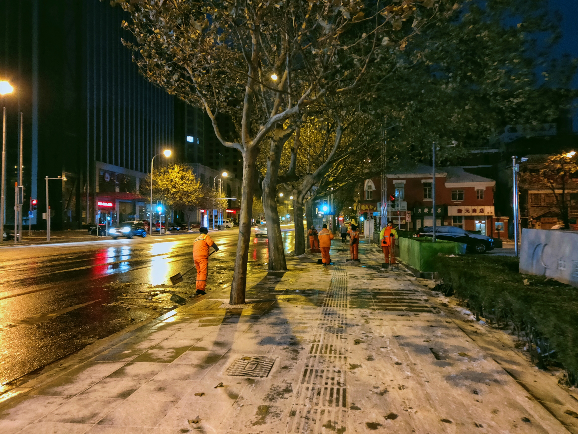 大连下雪了,凌晨五点的街道