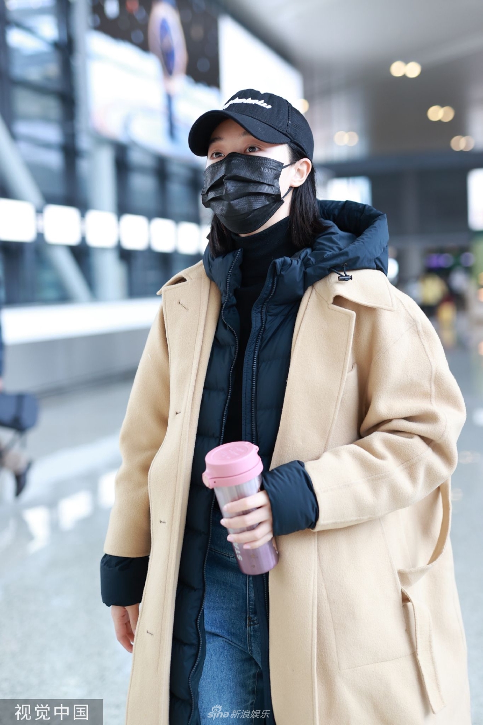 组图:蓝盈莹穿咖色大衣现身机场 包裹严实显保暖