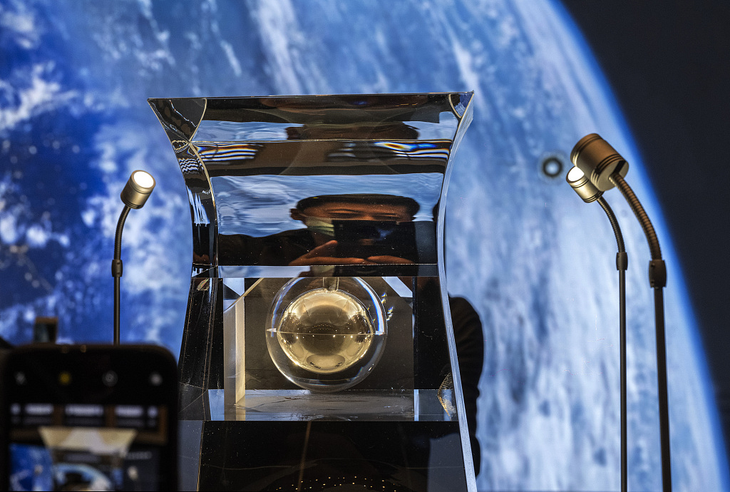 中国国家博物馆展出嫦娥五号采集的月壤样本
