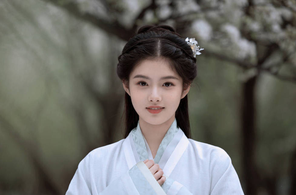 00后小妹妹艾米穿古装赏花,乖巧又灵动