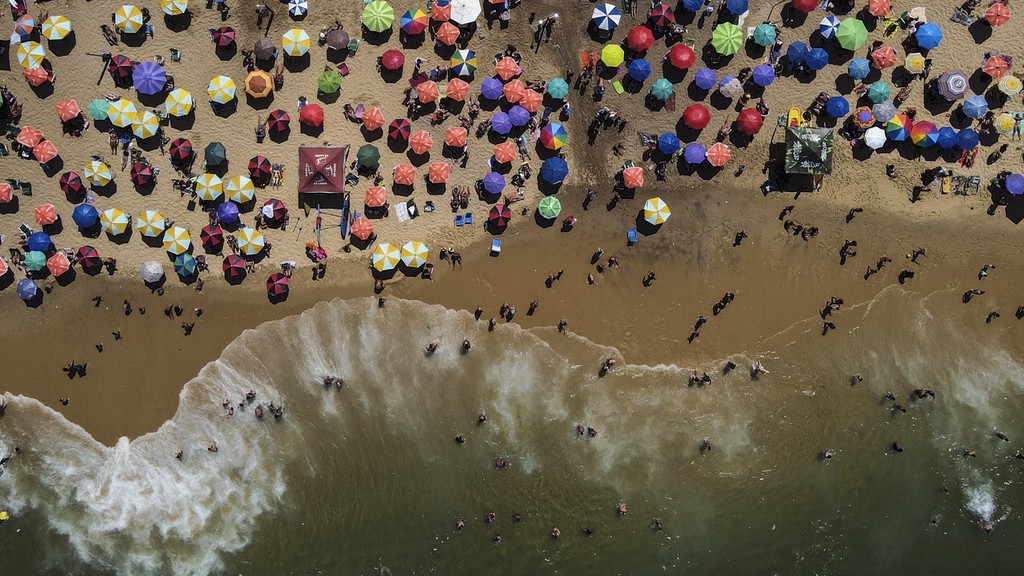 巴西里约天气炎热 民众涌入海滩消暑人山人海