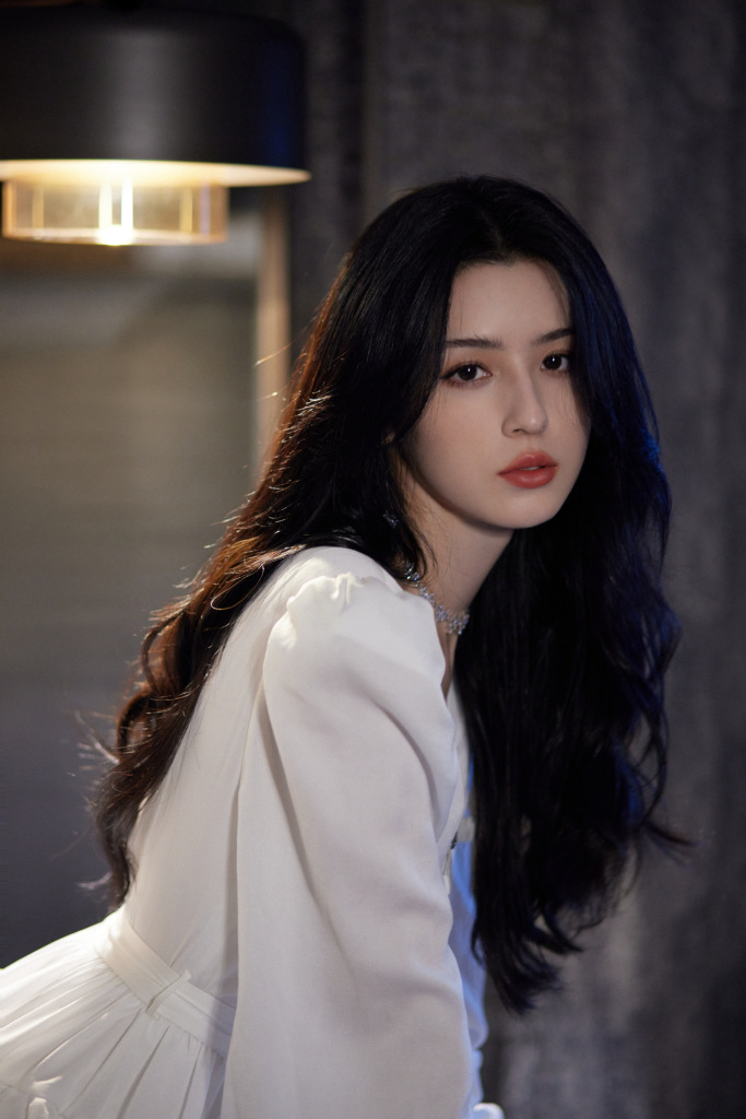 哈妮克孜白色长裙清新感写真 长发飘飘气质清冷可人