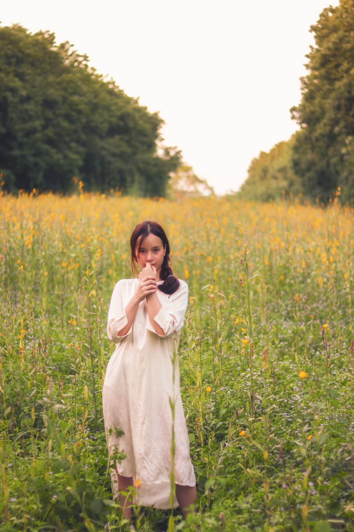 户外田野恬静美女随拍,来体验下田野的魅力