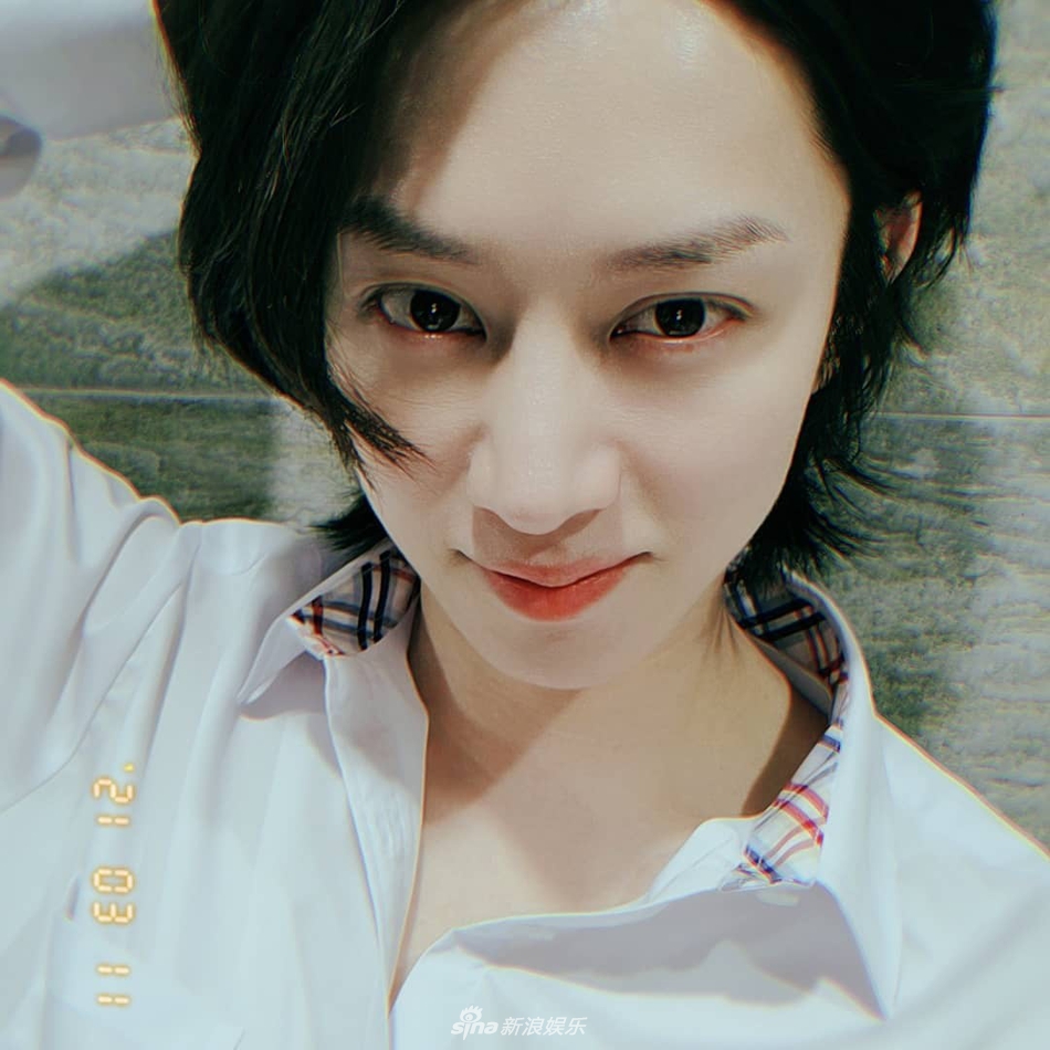 组图:金希澈晒怼脸照美貌不变 利特留言"致命了啊"