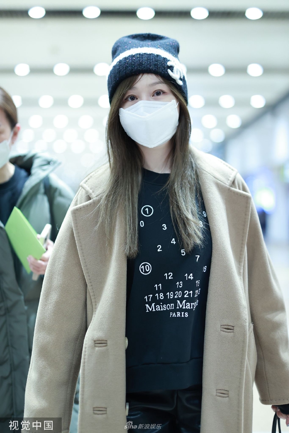 组图:王心凌元旦现身机场 驼色大衣 冷帽保暖又舒适