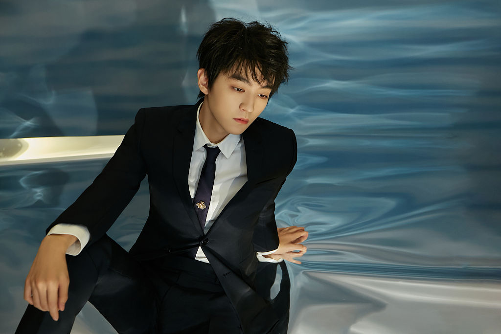 王俊凯亮相2021年金鸡百花电影节开幕式 西装革履尽显风度