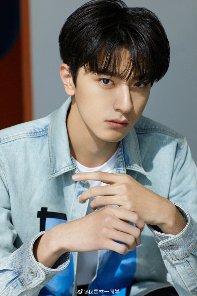 组图:林一参加北体毕业答辩 一身西装帅气阳光生图能打