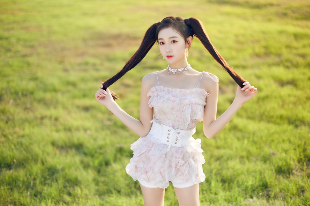 李子璇发布一组千禧风写真 甜美俏丽满屏少女感