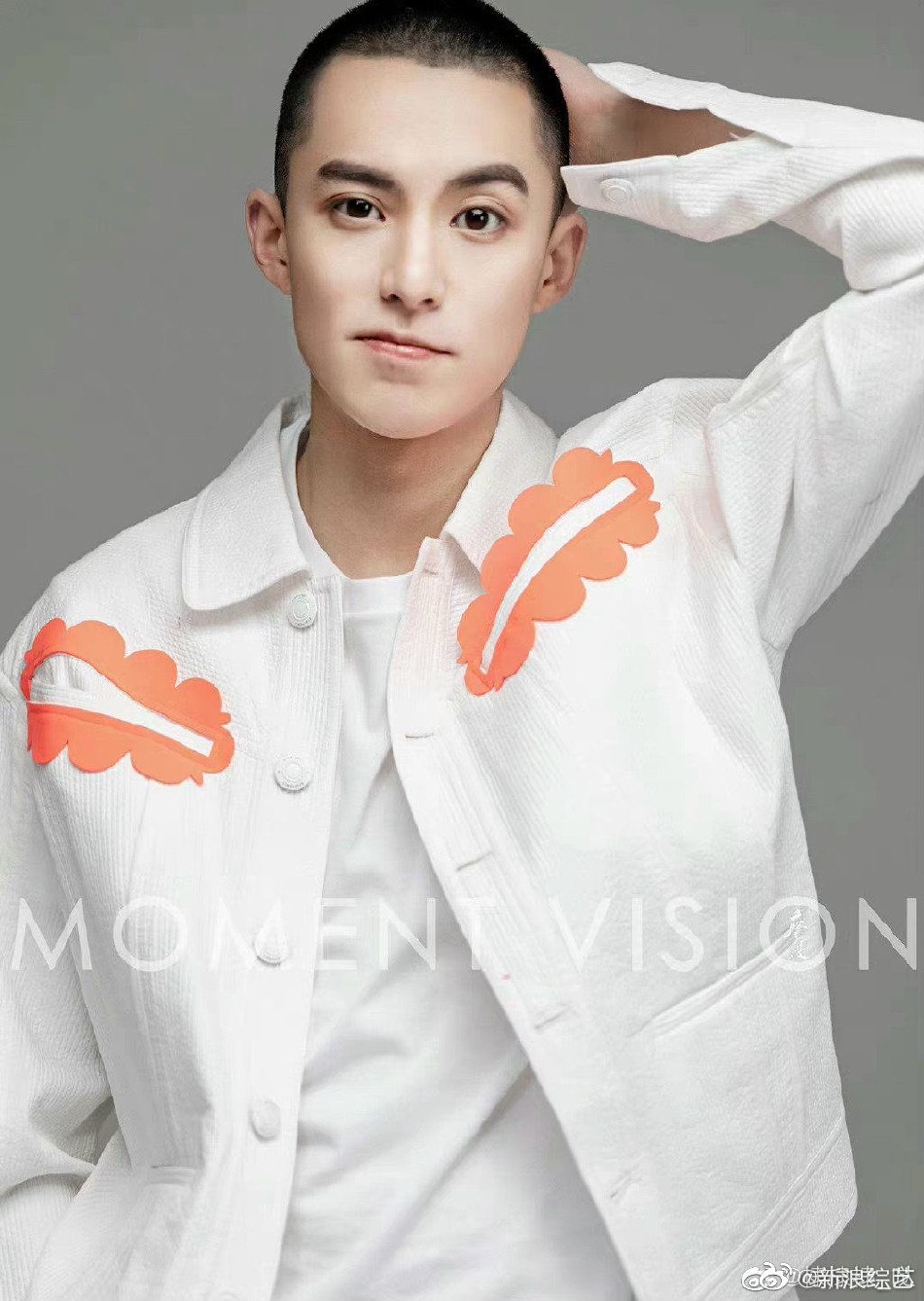 组图:王鹤棣寸头写真旧照曝光 五官立体痞帅十足