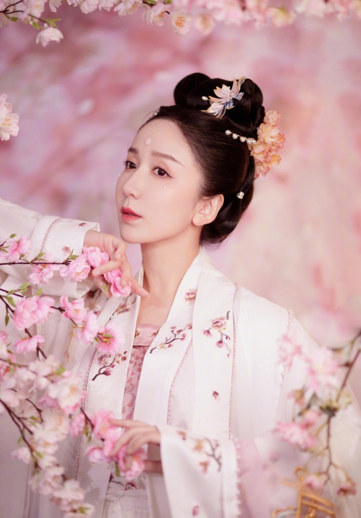 娄艺潇《高山流水觅知音》汉服造型写真 古装琵琶佳人翩翩起舞