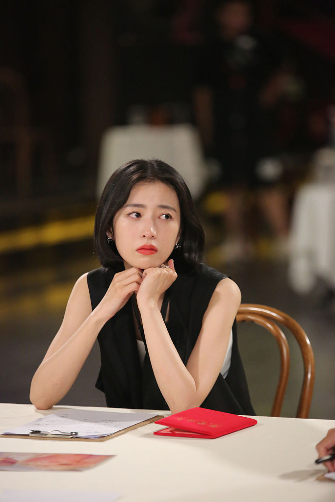周雨彤《初入职场的我们》花絮照曝光 精致短发干练帅气