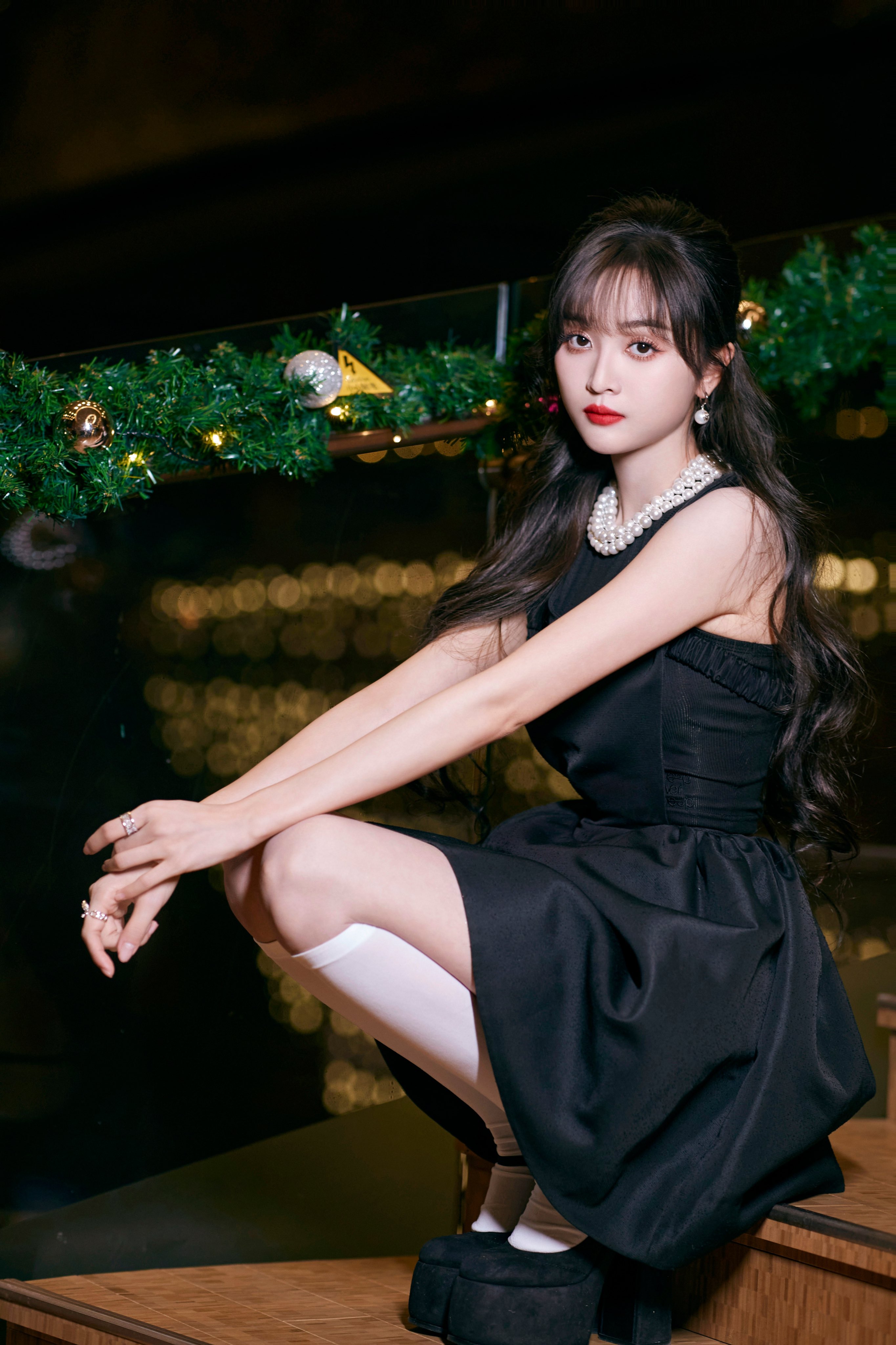 吴宣仪黑色连衣裙,穿小皮鞋配长筒白丝袜,秀纤细美腿,表演节目