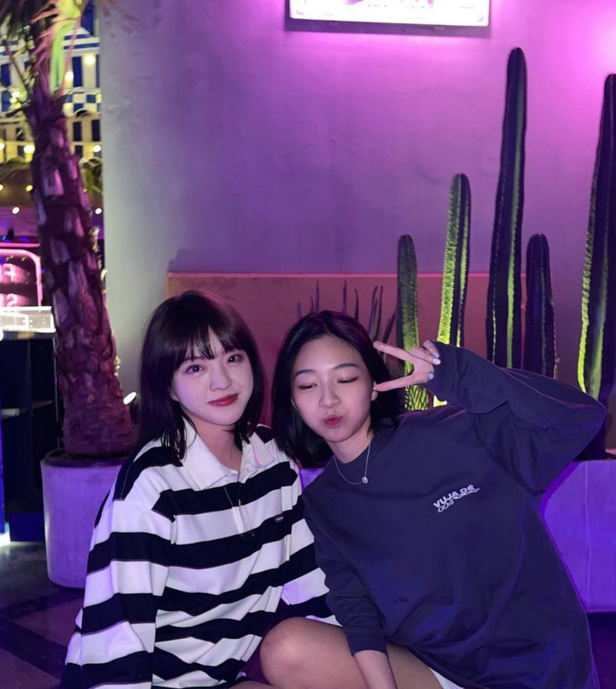 组图:王中磊女儿王文也与闺蜜聚会 短发红唇装扮随性